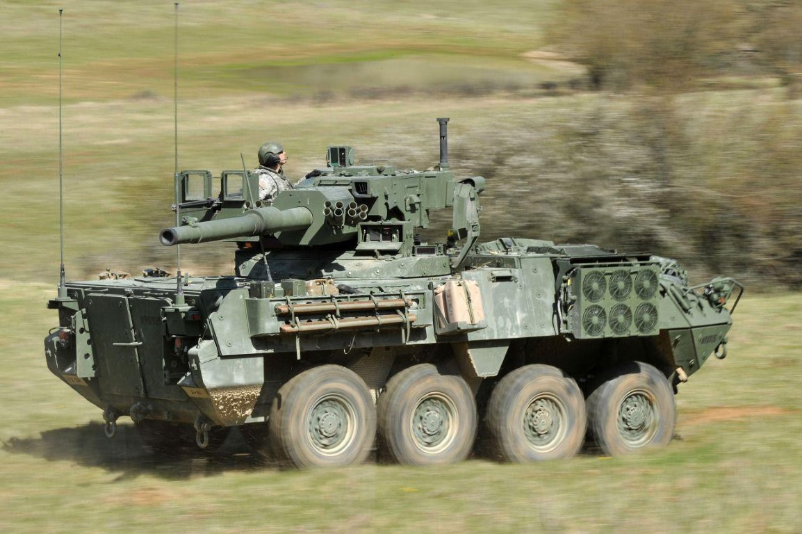 Trong đó, M1128 MGS là mẫu thiết giáp Stryker được trang bị hỏa lực mạnh nhất, gồm 1 khẩu pháo 105 mm M68A2 với hệ thống nạp đạn tự động, 1 súng máy đồng trục M240C cỡ 7,62 mm, 1 súng máy hạng nặng M2 cỡ 12,7 mm và 2 cụm ống phóng đạn khói M6.