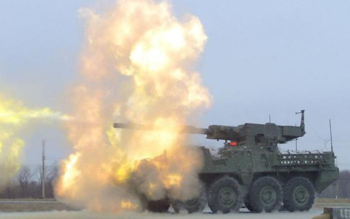 Những nhược điểm của xe thiết giáp M1128 đã được chỉ ra bao gồm hệ thống nạp đạn tự động thiếu tin cậy, uy lực của khẩu pháo chính 105 mm không đủ xuyên phá các xe tăng chiến đấu chủ lực hiện đại, lớp giáp khá mỏng manh và dễ bị tổn thương trước vũ khí bộ binh, kể cả mìn tự chế.