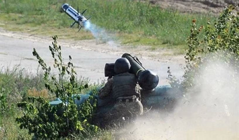 Đầu đạn của tên lửa sử dụng loại nổ lõm cho sức xuyên phá mạnh mẽ. Khả năng xuyên thép của tên lửa chống tăng Javelin đạt trên 600 mm.