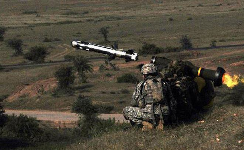 Hệ thống tên lửa chống tăng vác vai Javelin có chiều dài ống phóng 1,2m; chiều dài tên lửa 1,1 m; đầu đạn nặng 8.4 kg; tầm bắn từ 75 m đến 2.500 m.