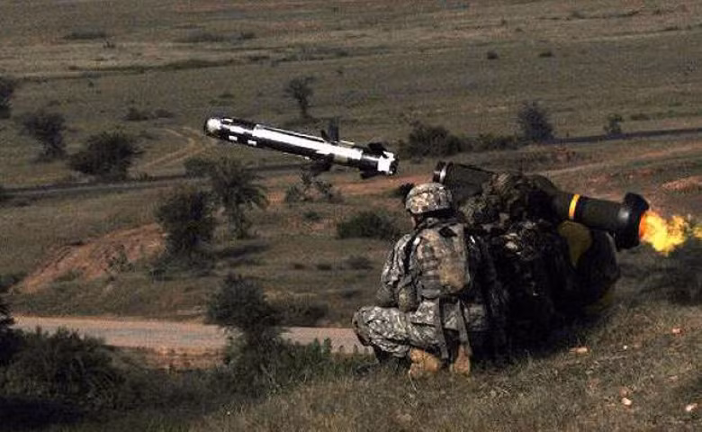 Hệ thống tên lửa chống tăng vác vai Javelin có chiều dài ống phóng 1,2m; chiều dài tên lửa 1,1 m; đầu đạn nặng 8.4 kg; tầm bắn từ 75 m đến 2.500 m.