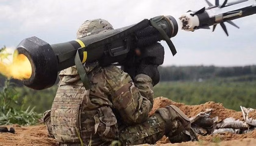 “Khoản viện trợ này thể hiện cam kết về việc Mỹ tiếp tục tạo điều kiện cho Ukraine tự vệ hiệu quả hơn trước những hành động của Nga. Mỹ đã hỗ trợ Ukraine số vũ khí hơn 400 triệu USD trong năm nay và tổng cộng là 2,5 tỷ USD cho các lực lượng vũ trang của Ukraine kể từ năm 2014”, Twitter của Đại sứ quán Mỹ viết.