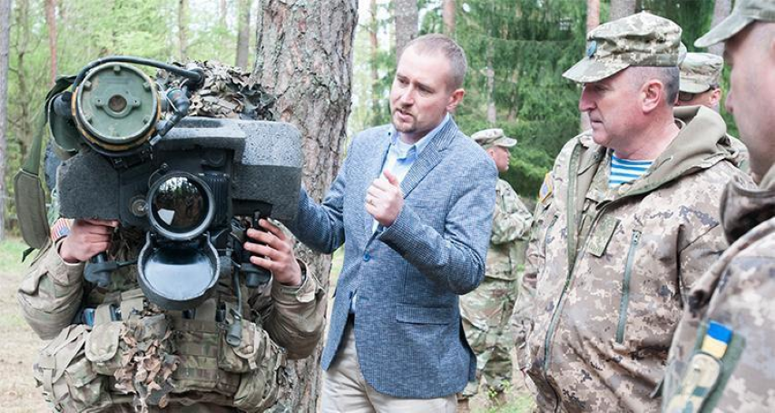 Hợp đồng bán tên lửa Javelin cho Ukraine được cựu Tổng thống Mỹ Donald Trump phê chuẩn, trái với thái độ thận trọng của người tiền nhiệm Barack Obama, vốn luôn lo ngại việc cung cấp vũ khí sát thương cho Kiev sẽ chọc giận Moscow.