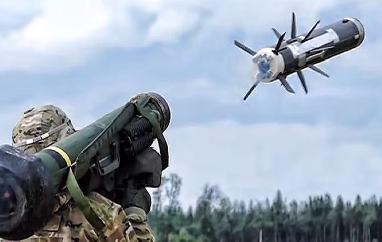 Wess Mitchell, cựu quan chức phụ trách vấn đề châu Âu và châu Á tại Bộ Ngoại giao Mỹ dưới thời cựu Tổng thống Trump, nhấn mạnh tên lửa Javelin và các loại vũ khí sát thương được Washington bán cho Kiev không nhằm mục đích tấn công phủ đầu, mà chỉ nhằm răn đe và ngăn lực lượng Nga xâm phạm lãnh thổ Ukraine.