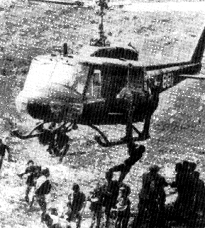 Tờ Người quan sát mới của Pháp số ra ngày 29/3/1971 chỉ ra rằng, thất bại của cuộc hành quân Lam Sơn 719, đã chỉ ra bản chất của công nghệ quân sự hiện đại của Mỹ - đó là việc những phương tiện đắt đỏ như máy bay lên thẳng, vốn dĩ không thể giúp được Mỹ trong cuộc chiến tại Việt Nam. Ảnh: Lính Mỹ ngụy tranh nhau đu bám trực thăng để thoát khỏi mặt trận Đường 9 Nam Lào. Nguồn ảnh: TTXVN/Vietnamplus.