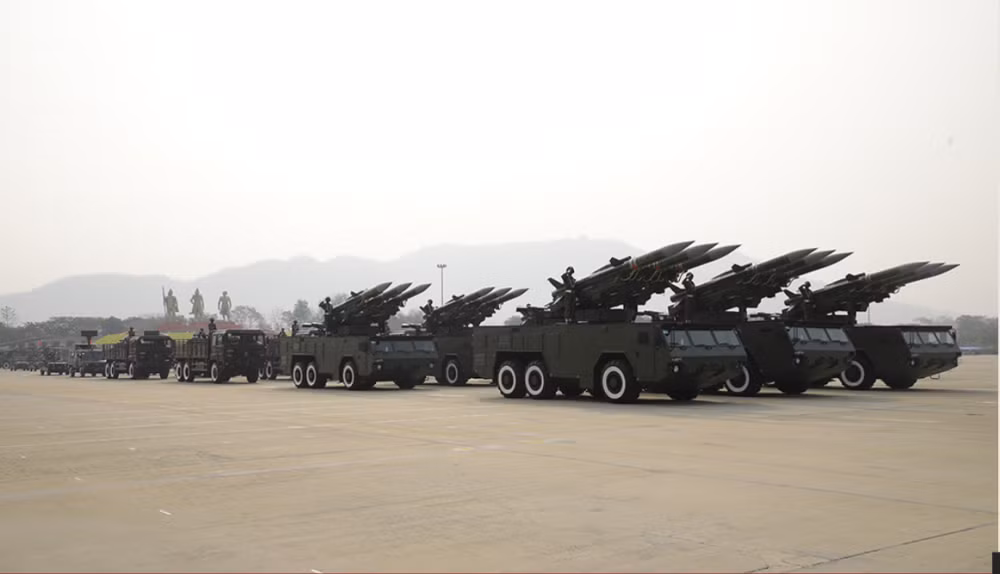 Tên lửa phòng không tầm trung SA-6 Gainful do Belarus sản xuất, được Myanmar nhập khẩu về từ năm 2016. Ước tính, Myanmar hiện đang sở hữu 2 tiểu đoàn tên lửa loại này.