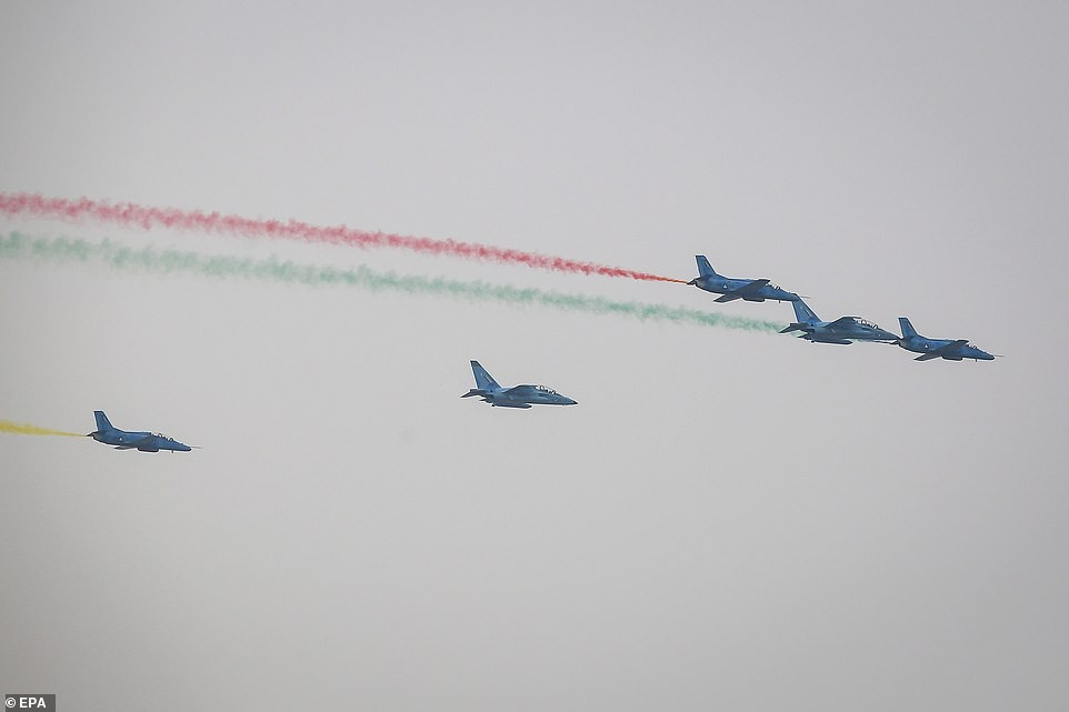 Buổi lễ cũng có sự tham gia của lực lượng không quân, bao gồm các máy bay chiến đấu MiG-29 và Yak-130.