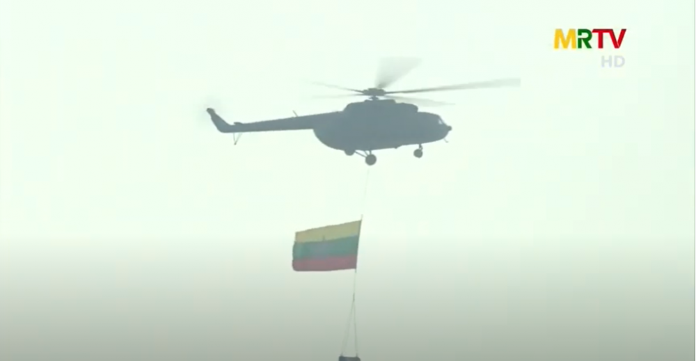 Trực thăng vận tải Mi-8/17 của quân đội Myanmar tham gia lễ duyệt binh với lá quốc kỳ bay qua lễ đài.