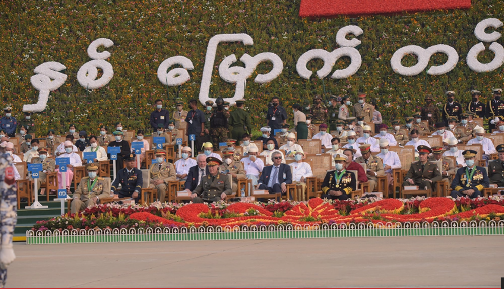 Quan chức của quân đội Myanmar theo dõi màn trình diễn đầy mãn nhãn của quân đội nước này. Bất chấp tình trạng bất ổn chính trị đang lan rộng, Myanmar vẫn là một trong những quốc gia hiếm hoi ở Đông Nam Á, có nền tảng khoa học kỹ thuật quân sự rất phát triển, tự sản xuất được nhiều khí tài khủng trong nước. Nguồn ảnh: BMDP.