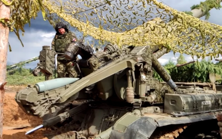 Mặc dù Nga tuyên bố cuộc tập trận không nhắm vào bất cứ quốc gia nào, chỉ để kiểm tra khả năng sẵn sàng chiến đấu của quân đội Nga. Tuy nhiên, giới quan sát cho rằng, cuộc tập trận này có kịch bản tấn công vào Ba Lan - tiền đồn của NATO ở ngay sát Nga.