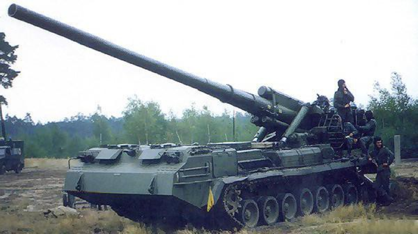 2S7M Malka được phát triển dựa trên phiên bản gốc là pháo tự hành 2S7 Pion. Thiết kế của khẩu pháo này khá đơn giản, với một khẩu pháo 2A44 203mm đặt trên khung gầm của xe tăng T-80.