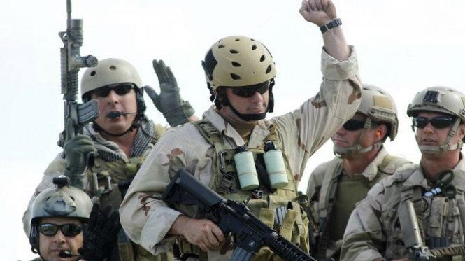 Để đến địa điểm đó từ Jalalabad, Afghanistan, đội đặc nhiệm SEAL (và một chú chó) đã bay trên hai chiếc trực thăng tàng hình đặc biệt, chuyến đi kéo dài khoảng 90 phút.