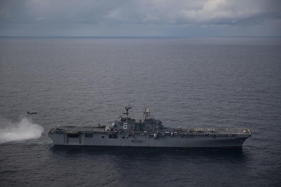 Với sức mạnh của dàn tiêm kích F-35B này, các tàu đổ bộ tấn công hoàn toàn có khả năng cung cấp sức mạnh tấn công đường không như những tàu sân bay đích thực.