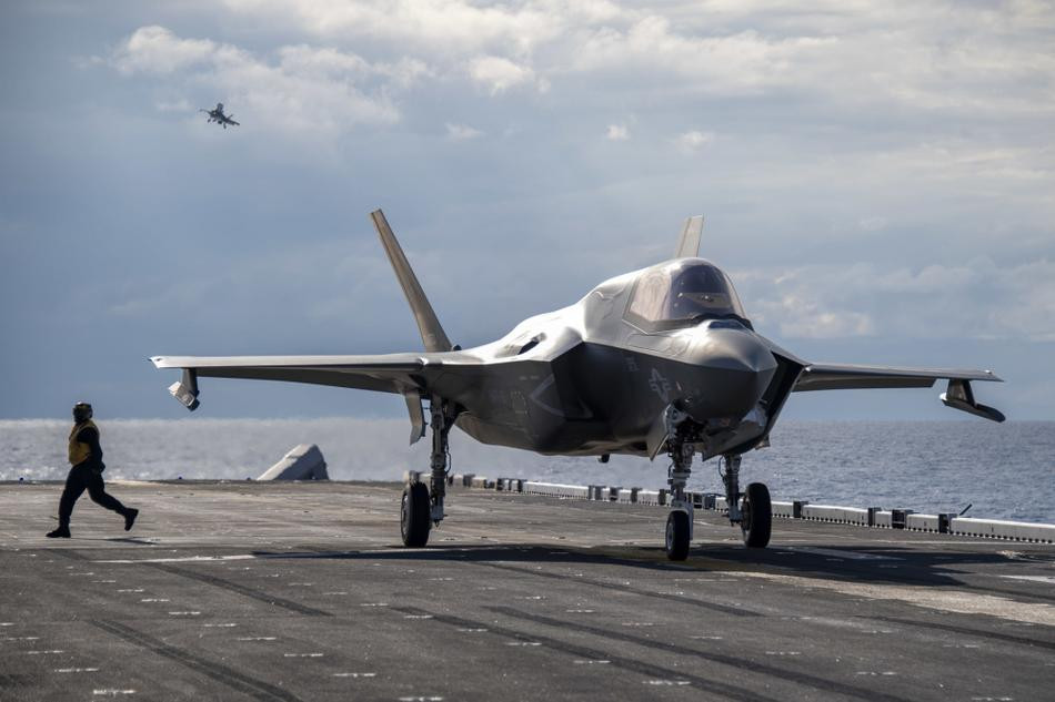 Ngoài ra, tàu đổ bộ tấn công lớp America của Hải quân Mỹ còn mang theo được tối đa 1687 lính thủy quân lục chiến, cho phép thực hiện các chiến dịch đổ bộ quy mô lớn.