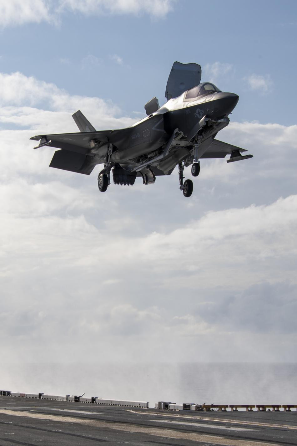 Về mặt lý thuyết, các tàu đổ bộ tấn công lớp America đều đủ khả năng để triển khai tiêm kích F-35B, tuy nhiên để đảm bảo hậu cần hiệu quả, các tàu đổ bộ lớp này đều cần phải chỉnh sửa ít nhiều.