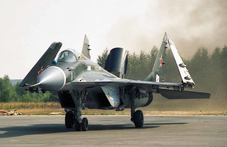 Tối đa, máy bay MiG-29 chỉ mang theo được 4 tấn vũ khí. Đây là con số khiêm tốn hơn nhiều so với 8 tấn vũ khí tối đa và 12 giá treo trên các máy bay Sukhoi được phát triển từ dùng Su-27.