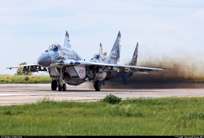 Loại chiến đấu cơ này được trang bị 2 động cơ Klimov RD-33, hiệu suất vận hành khá ấn tượng với khả năng bay ở vận tốc tối đa 2400 km/h, trấn bay 18.000 km.
