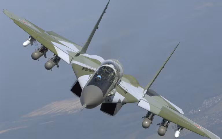 Trong khi đó, các chiến đấu cơ Su-33 và Su-25UTG sẽ chuyển đơn vị về biên chế của lực lượng hạm đội phương Bắc.