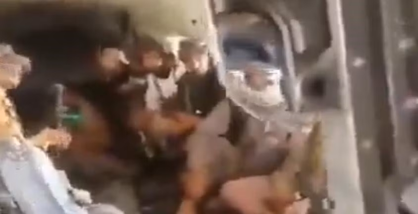 Ngoài ra chúng cũng đe dọa phi công và người thân, buộc họ phải điều khiển những chiếc trực thăng thu giữ được để thực hiện mục tiêu của Taliban.