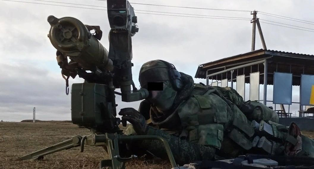 Lệnh điều khiển tên lửa từ cần lái được truyền đến quả đạn qua dây dẫn. Thiết kế kiểu này đảm bảo tên lửa không bị tác động nhiễu của đối phương.