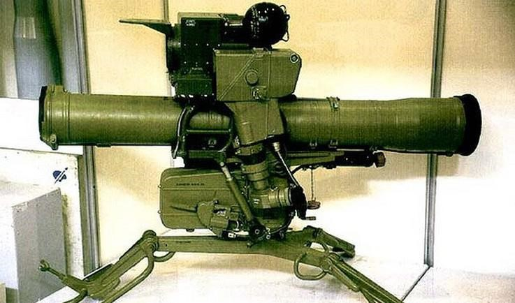 Thiết bị kính ngắm quang học cho xạ thủ đặt ở bên trái. Khi bắn, một máy phát khí sẽ đẩy lên lửa ra khỏi ống phóng với tốc độ 80m/s. Sau đó, động cơ rocket nhiên liệu rắn tên lửa sẽ kích hoạt đưa nó bay tới mục tiêu.