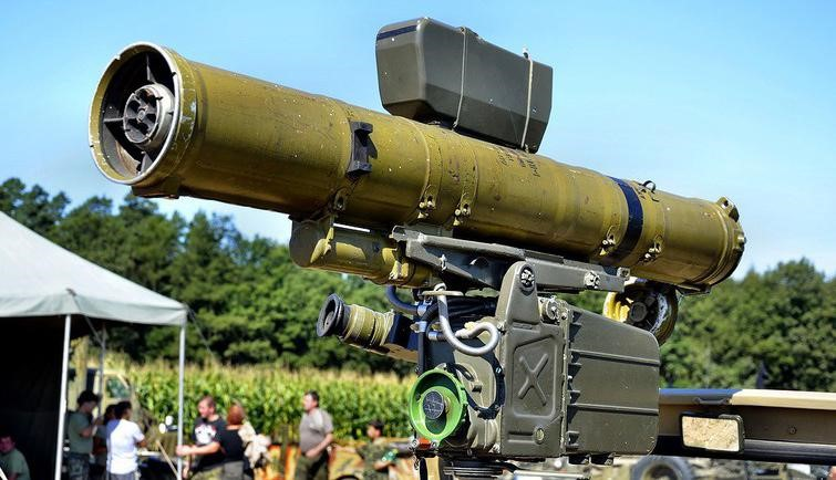 Khi triển khai chiến đấu, giá phóng 3 chân 9P135 sẽ được dựng lên, tiếp đó là khối thiết bị dẫn đường 9S451 được đặt lên trên rồi mới tới ống phóng tên lửa.