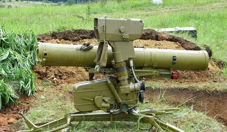 Trong đó, đạn tên lửa 9M111 có trọng lượng 11,5kg, đường kính thân 120mm, lắp đầu đạn thuốc nổ lõm (hoặc đầu đạn 2 lượng nổ chuyên trị giáp ERA), tốc độ hành trình 186m/s khi ổn định, tầm bắn hiệu quả từ 70-2.500m.