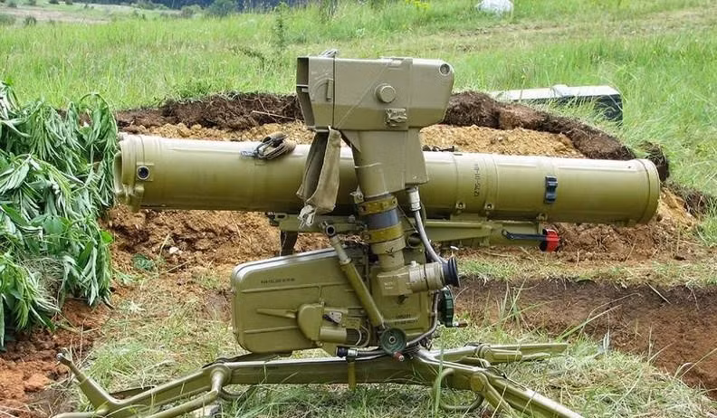 Trong đó, đạn tên lửa 9M111 có trọng lượng 11,5kg, đường kính thân 120mm, lắp đầu đạn thuốc nổ lõm (hoặc đầu đạn 2 lượng nổ chuyên trị giáp ERA), tốc độ hành trình 186m/s khi ổn định, tầm bắn hiệu quả từ 70-2.500m.