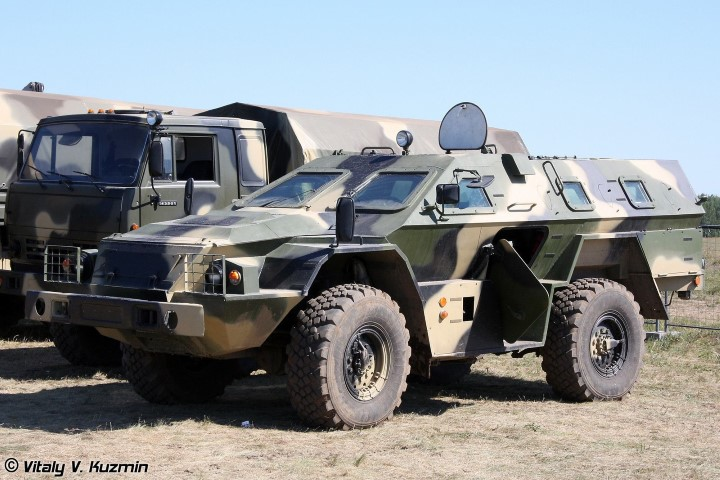 Đặc biệt, khoảng sáng gầm xe của Vystrel rất tốt, chiều dài giữa hai trục cơ sở cũng được tính toán chi tiết, cho phép xe có khả năng vượt địa hình ngang ngửa với xe tăng T-80 trong điều kiện thử nghiệm.