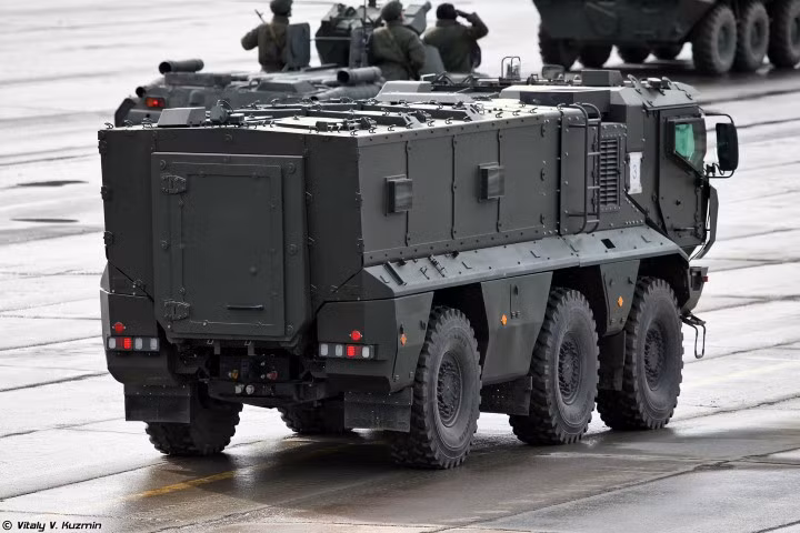 Thiết giáp chở quân Typhoon được thiết kế để hoạt động trong gần như mọi điều kiện thời tiết, từ âm 50 độ cho tới dương 40 độ. Ngoài ra, loại thiết giáp này còn có hệ thống khung gầm cực kỳ đa dạng.