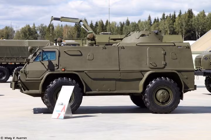 Đây là loại xe bọc thép đa dụng, với phần thân trên có khả năng tùy biến cao, phục vụ cho nhiều nhu cầu khác nhau, hoặc đảm bảo khả năng sửa chữa ngay trên chiến trường một cách đơn giản.