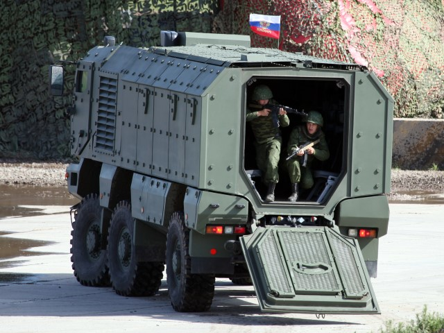 Với những vùng đất ít khắc nghiệt hơn, xe thiết giáp chở quân Typhoon sẽ là sự lựa chọn sáng suốt, với khả năng vận tải tốt, chi phí bảo dưỡng thấp và độ bền bỉ không hề thua kém các loại thiết giáp bánh xích.