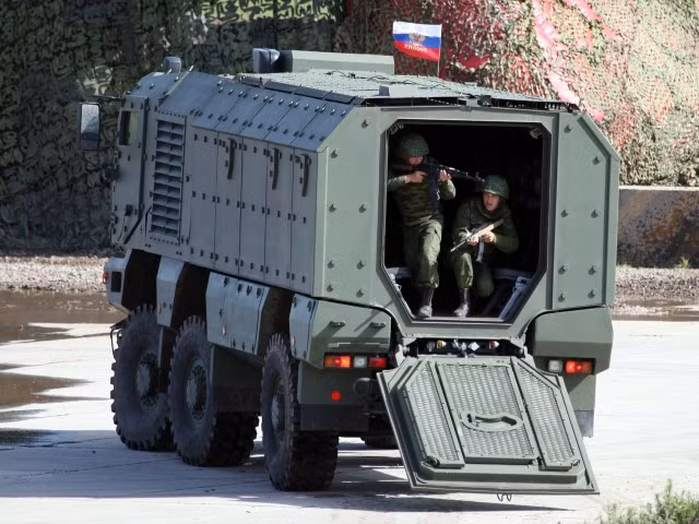 Với những vùng đất ít khắc nghiệt hơn, xe thiết giáp chở quân Typhoon sẽ là sự lựa chọn sáng suốt, với khả năng vận tải tốt, chi phí bảo dưỡng thấp và độ bền bỉ không hề thua kém các loại thiết giáp bánh xích.