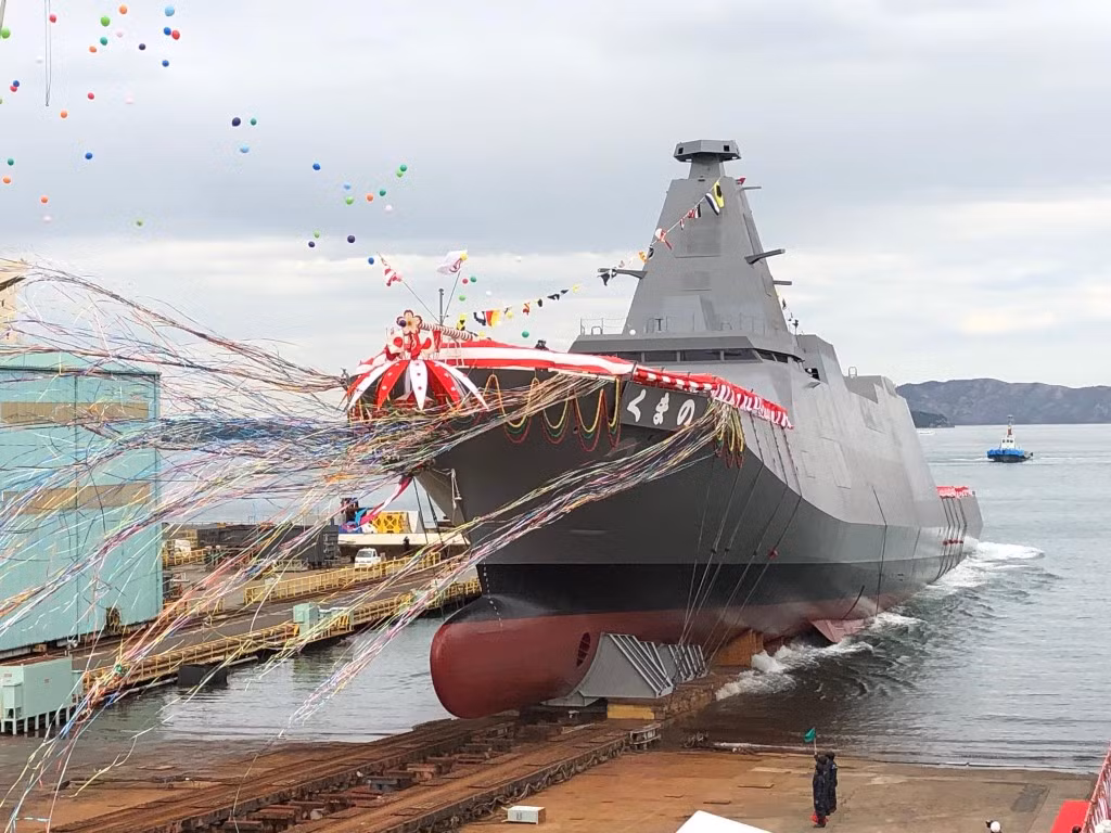 Tàu được trang bị nhiều loại vũ khí hiện đại, trong đó bao gồm pháo 127mm, tên lửa chống hạm Type 17 và hệ thống phòng thủ tầm gần SeaRAM.