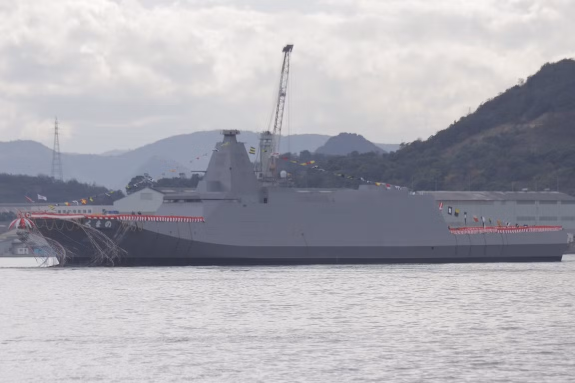 Tàu có thủy thủ đoàn tối thiểu yêu cầu 90 người, trong đó bao gồm cả sĩ quan chỉ huy. Số lượng thủy thủ đoàn này là tương đồng với các khinh hạm khác cùng kích thước.