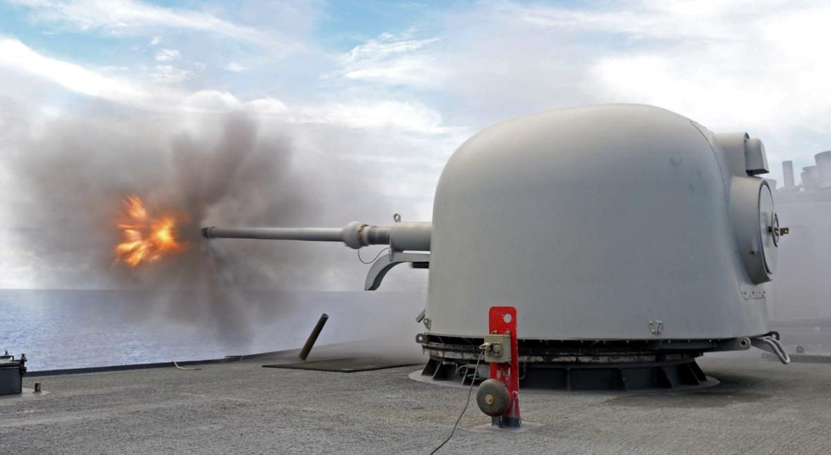 Để đảm bảo khả năng hoạt động ở cường độ cao, hải pháo OTO 76mm có cơ chế làm mát bằng dung dịch, tránh nhiệt độ của nòng và cơ cấu bắn bị đẩy lên quá cao. Hệ thống làm mát này có thể sử dụng nước biển hoặc nước ngọt tùy từng thiết lập khác nhau.