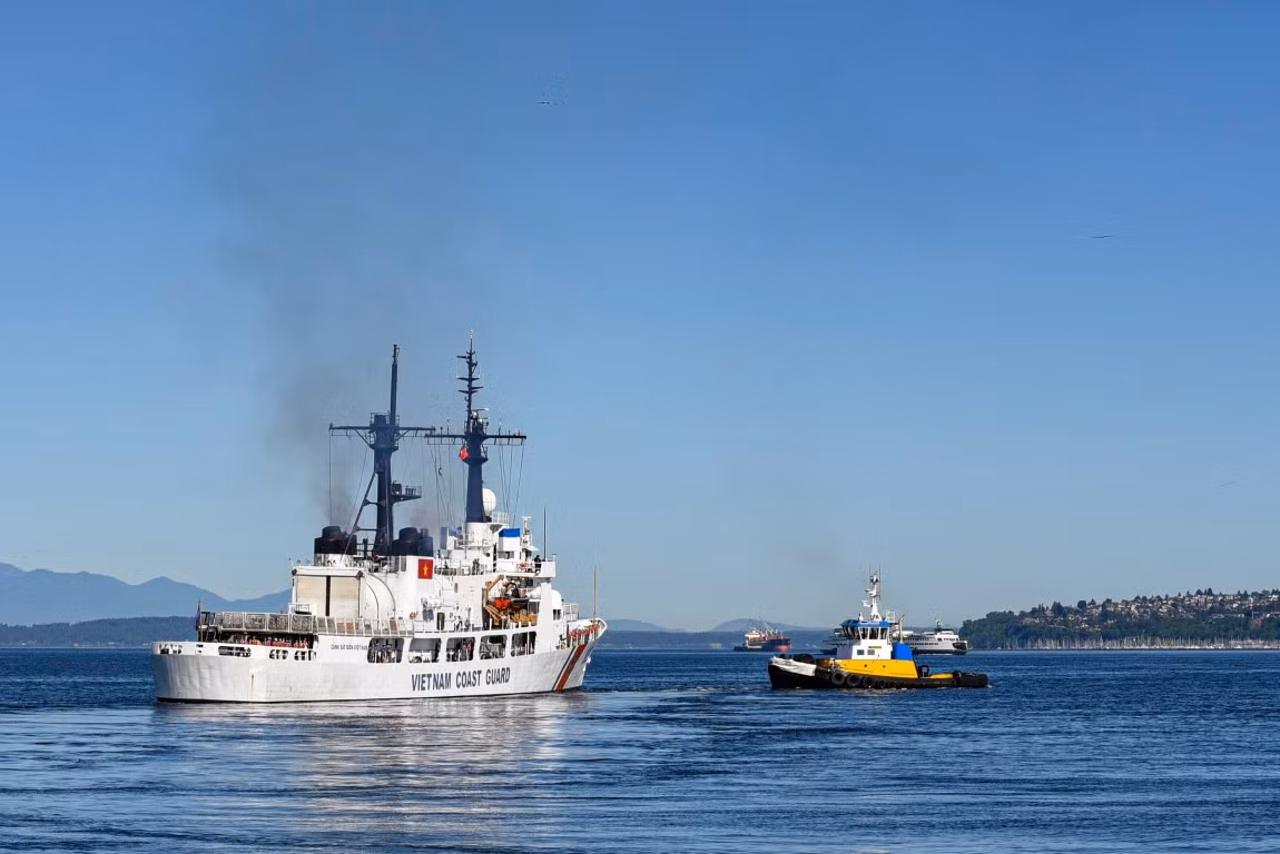 Một trong những loại vũ khí đã được Mỹ tháo bỏ khỏi tàu, là các dàn pháo cao tốc Phalanx được sử dụng để phòng thủ tầm gần.