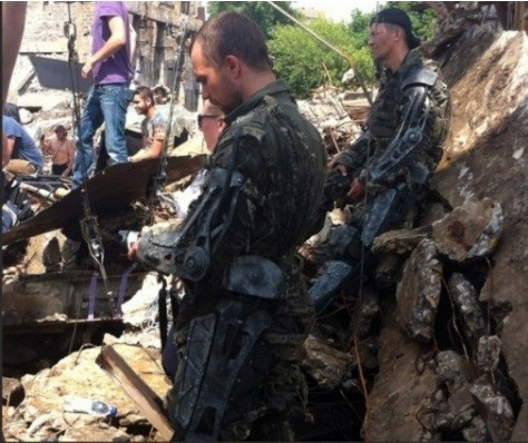 Khác với những bộ khung xương trợ lực được Nga quảng cáo tại các hội trợ triển lãm vũ khí, bộ khung trợ lực xuất hiện ở Syria, có kích thước nhỏ gọn và rất vừa vặn với người lính.