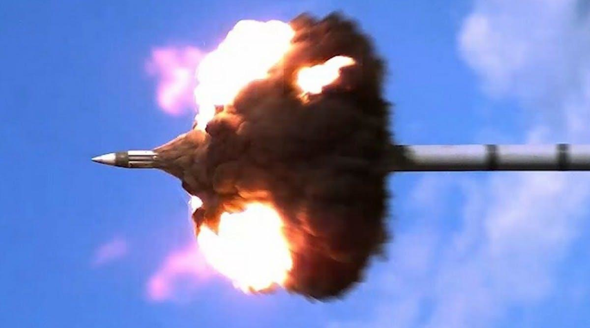 Loại pháo này có tầm bắn tương đương tên lửa hành trình chống hạm trong khi lại có thể diệt mục tiêu mặt biển và trên đất liền với độ chính xác cực cao.