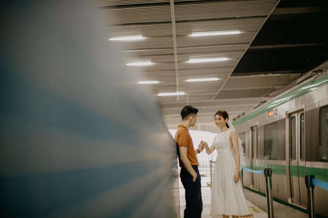 Cap doi chup anh cuoi dep nhu phim dien anh o ga Cat Linh - Ha Dong-Hinh-5