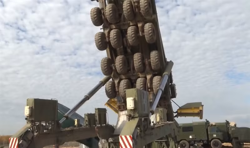 Ngoài ra, các thành tố khác của lực lượng này là các tên lửa RS-28 Sarmat và RS-26 Rubezh chuẩn bị được biên chế, cùng với tên lửa phóng từ tàu ngầm RSM-56 Bulava sẽ khiến đòn tấn công của Nga trở nên "không thể đánh chặn", trở thành phương tiện răn đe hữu hiệu với những cái đầu nóng.