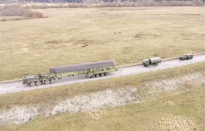 "Hệ thống RS-24 là bản nâng cấp của Topol-M, chúng tôi sản xuất nó bằng toàn bộ kinh nghiệm và công nghệ sản xuất các hệ thống tên lửa chiến lược thế hệ 5. Do đó, lực lượng tên lửa chiến lược Nga bắt đầu được vũ trang bằng tên lửa loại này và tên lửa Topol-M sẽ không được cung cấp nữa", ông Karakayev khẳng định.