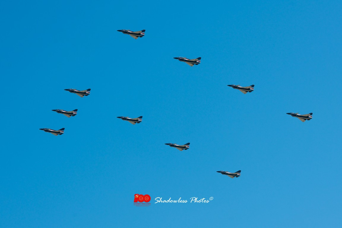 Trong các buổi bay trình diễn đang được diễn ra tại Bắc Kinh, có thể thấy sự xuất hiện của một loạt các loại máy bay, với số lượng không hề nhỏ.