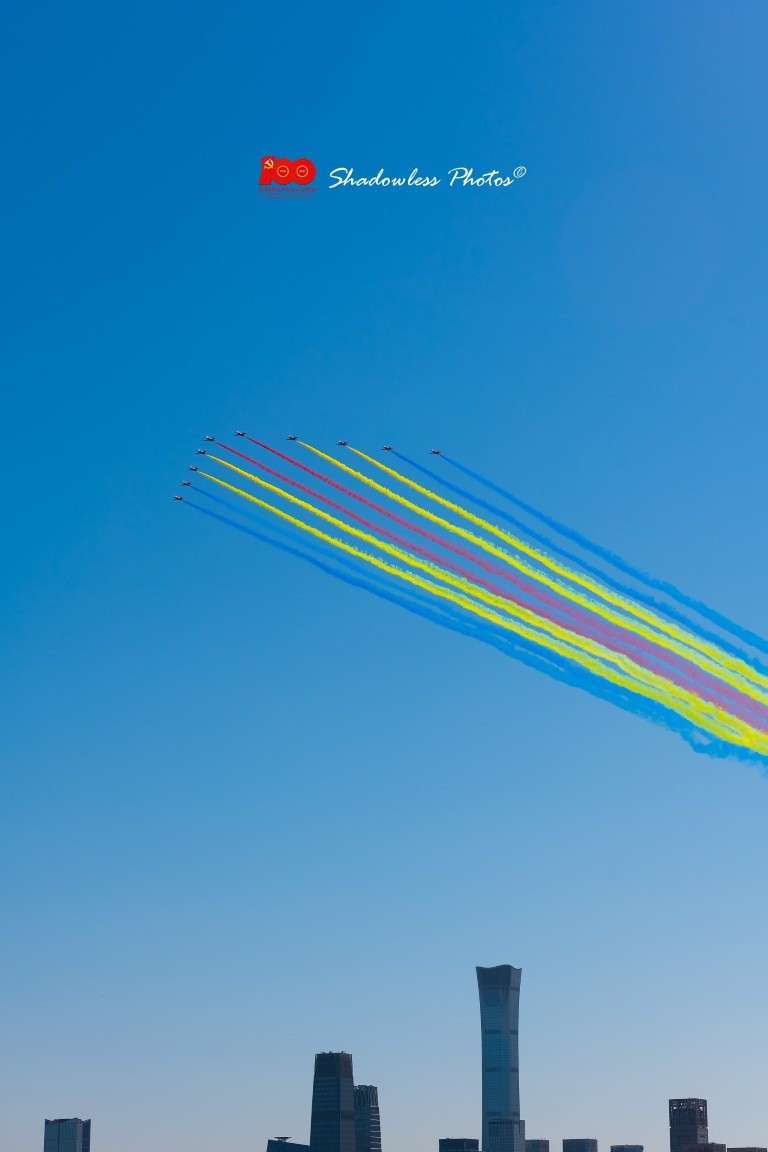 Ngoài ra, nhiều loại máy bay huấn luyện, máy bay cường kích nhẹ cũng góp mặt với màn trình diễn đầy sắc màu trên bầu trời Bắc Kinh.