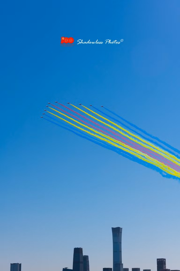 Ngoài ra, nhiều loại máy bay huấn luyện, máy bay cường kích nhẹ cũng góp mặt với màn trình diễn đầy sắc màu trên bầu trời Bắc Kinh.