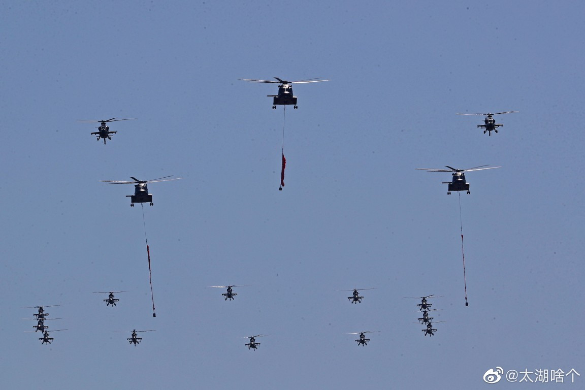 Trực thăng vận tải Z-8 với khẩu hiệu chào mừng 100 năm ngày thành lập Đảng Cộng Sản Trung Quốc bay dẫn đầu buổi biểu diễn.