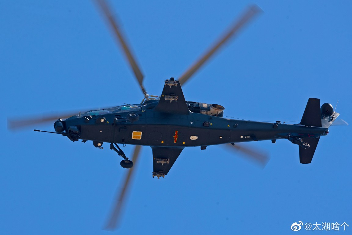 Các trực thăng Z-10 được thiết kế dựa trên cảm hứng từ chiếc Apache của Mỹ. Không rõ trong buổi trình diễn chính thức, các trực thăng này có được mang theo vũ khí hay không.