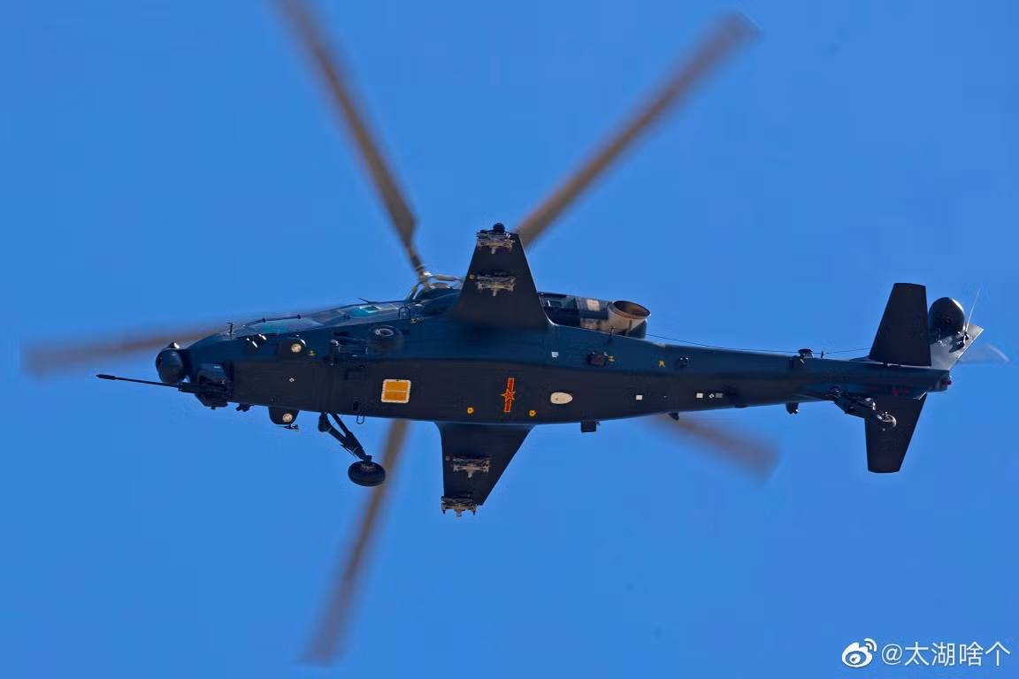 Các trực thăng Z-10 được thiết kế dựa trên cảm hứng từ chiếc Apache của Mỹ. Không rõ trong buổi trình diễn chính thức, các trực thăng này có được mang theo vũ khí hay không.