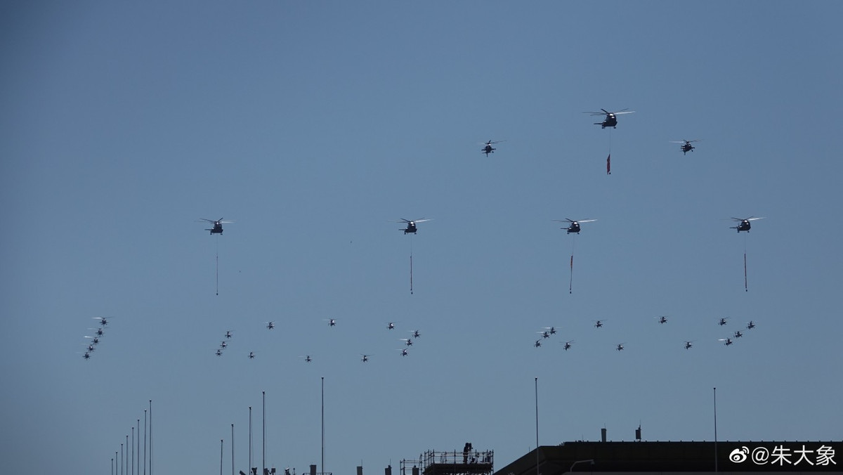 Dàn trực thăng vận tải, trực thăng vũ trang của Không quân Trung Quốc xếp thành số 100 - tương đương với 100 năm ngày thành lập Đảng Cộng Sản.