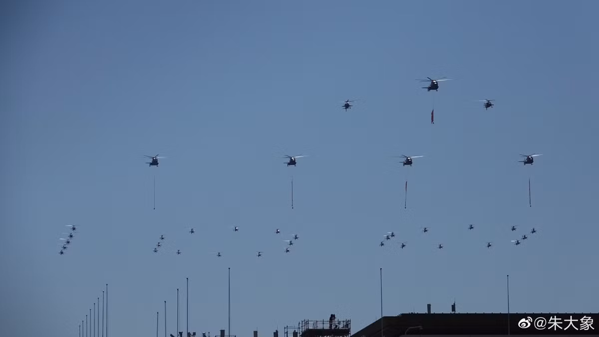 Dàn trực thăng vận tải, trực thăng vũ trang của Không quân Trung Quốc xếp thành số 100 - tương đương với 100 năm ngày thành lập Đảng Cộng Sản.